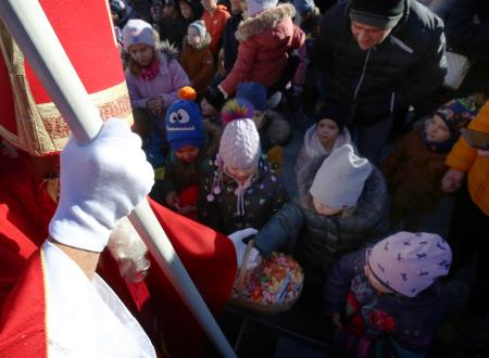 TRIJE DOBRI MOŽJE, ROMANA KRAJNČAN IN JELENI PRIREDITEV PRED KULTURNIM DOMOM 32 FOTO LJUBO VUKELIČ